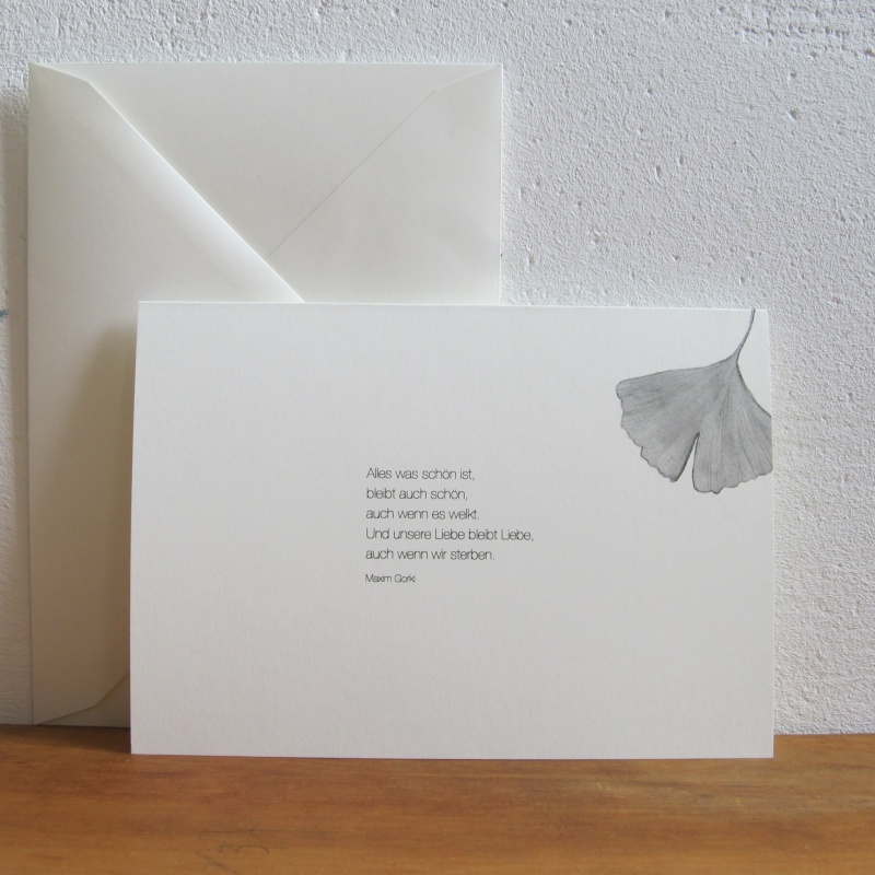 Graues Ginkgoblatt mit Zitat von Gorki als Trauerkarte