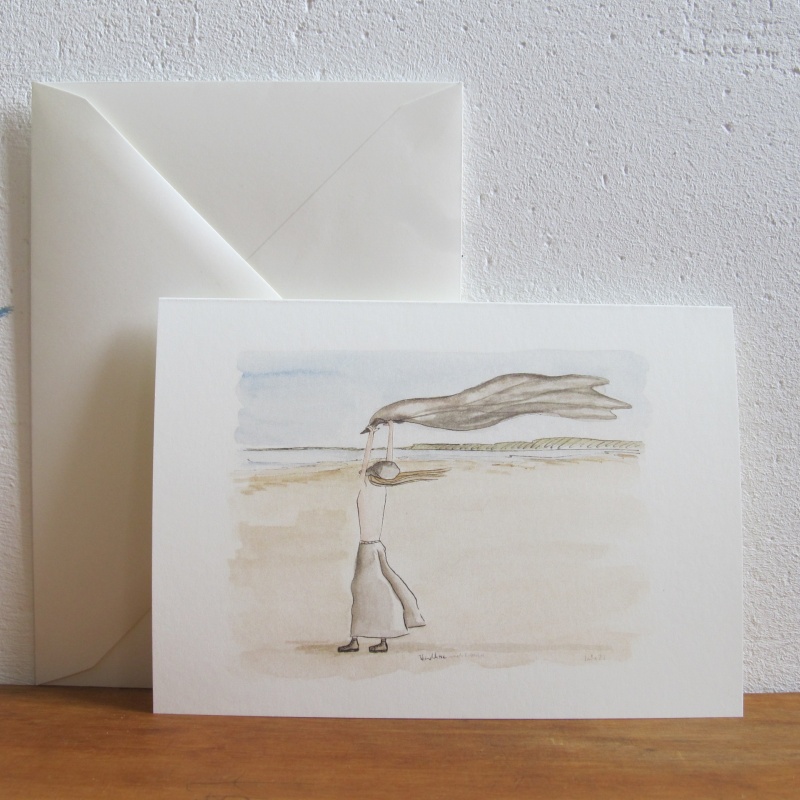 Person am Meer mit grauem Tuch im Wind nach links aus dem Bild blickend als Trauerbriefkarte