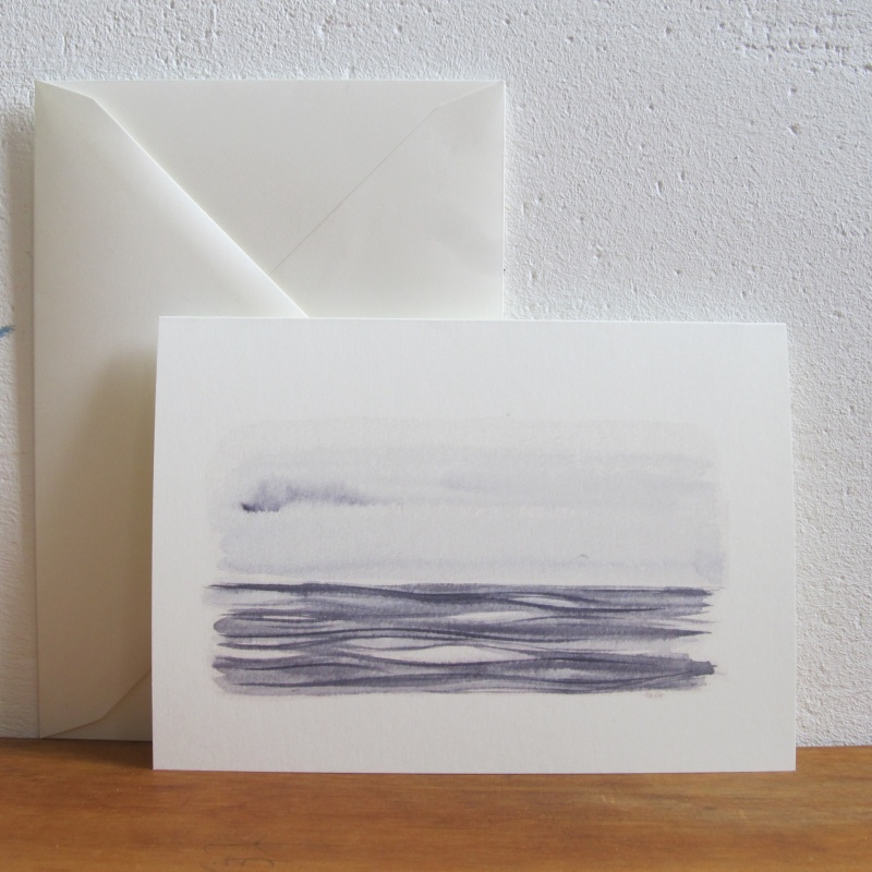 Weiter blauer Horizont mit einzelner Möwe als Trauerbriefkarte
