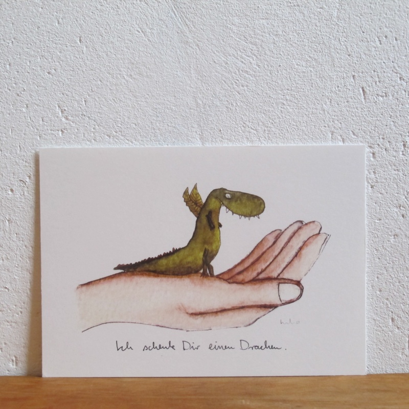 Freundlicher grüner Drache in einer Hand, Geschenk