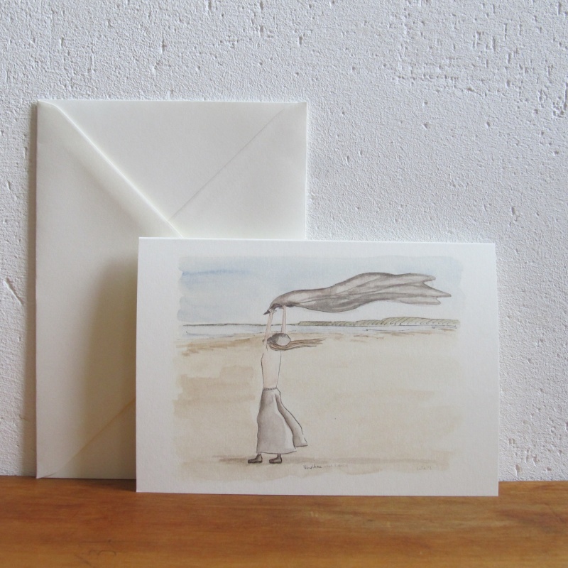 Frau im Wind am Meer