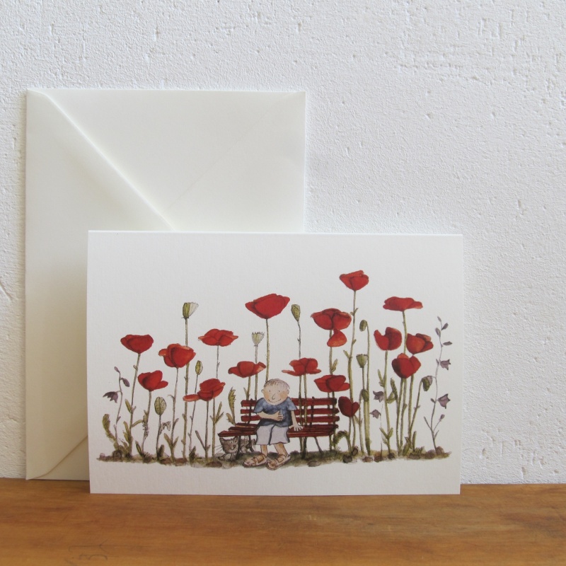 Mohnblumen und rote Gartenbank mit Katze und Dame