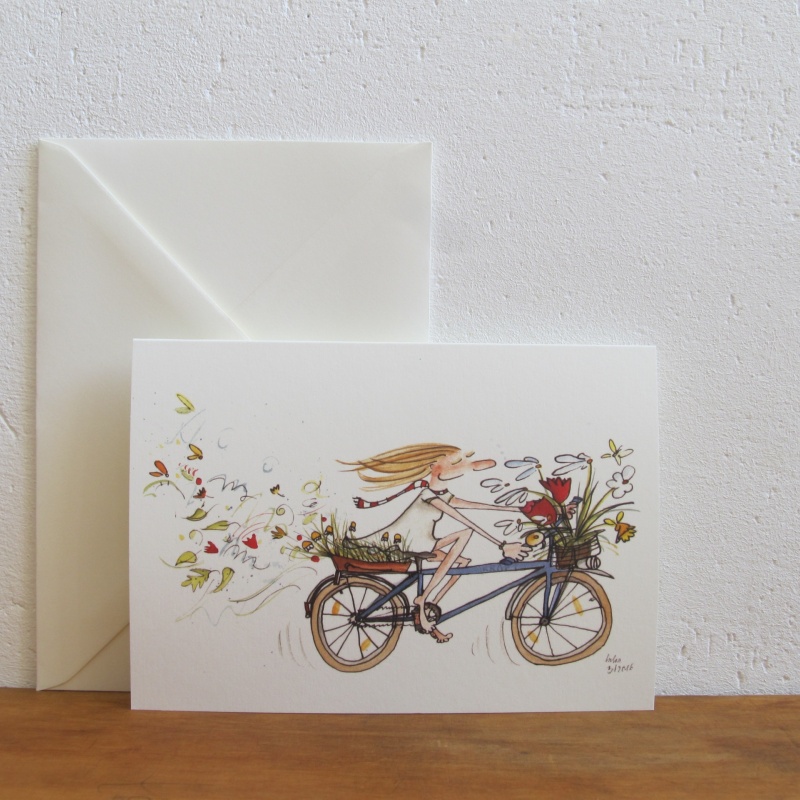 Fahrrad mit Blumen drauf und Person mit Wind im Haar