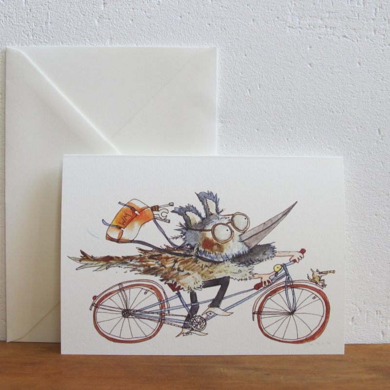 Vogelwesen auf Fahrrad mit Umhängetasche und Fuchsgalionsfigur