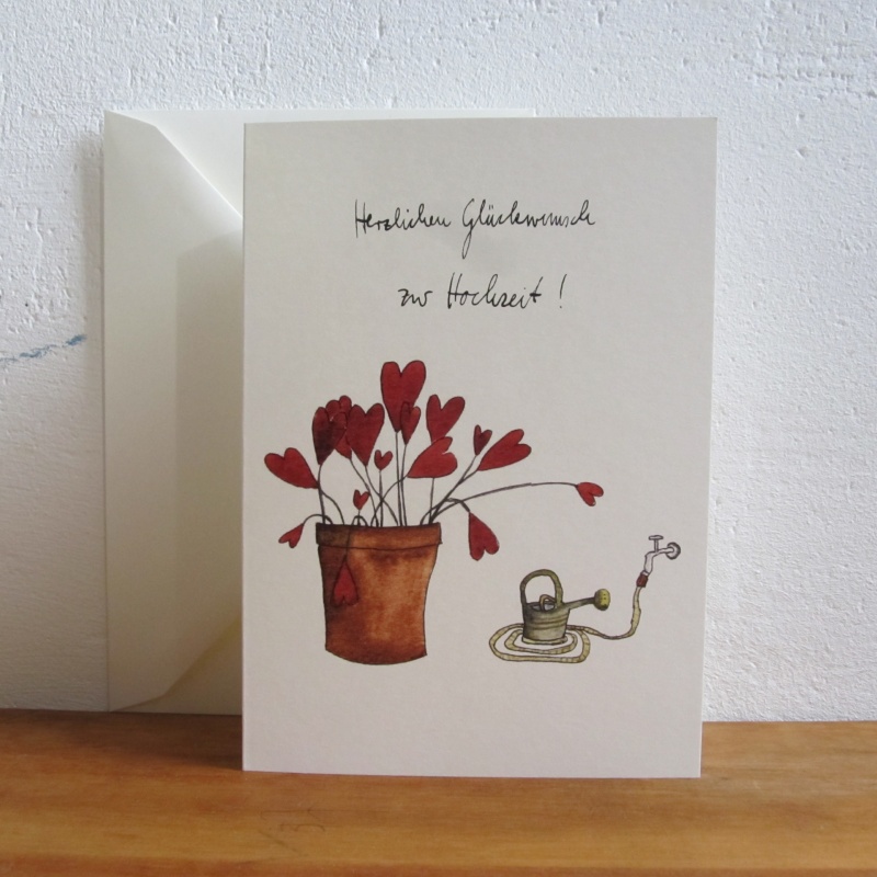 Toptopf mit Herzpflanze und Gießkanne und Gartenschlauch zur Hochzeit
