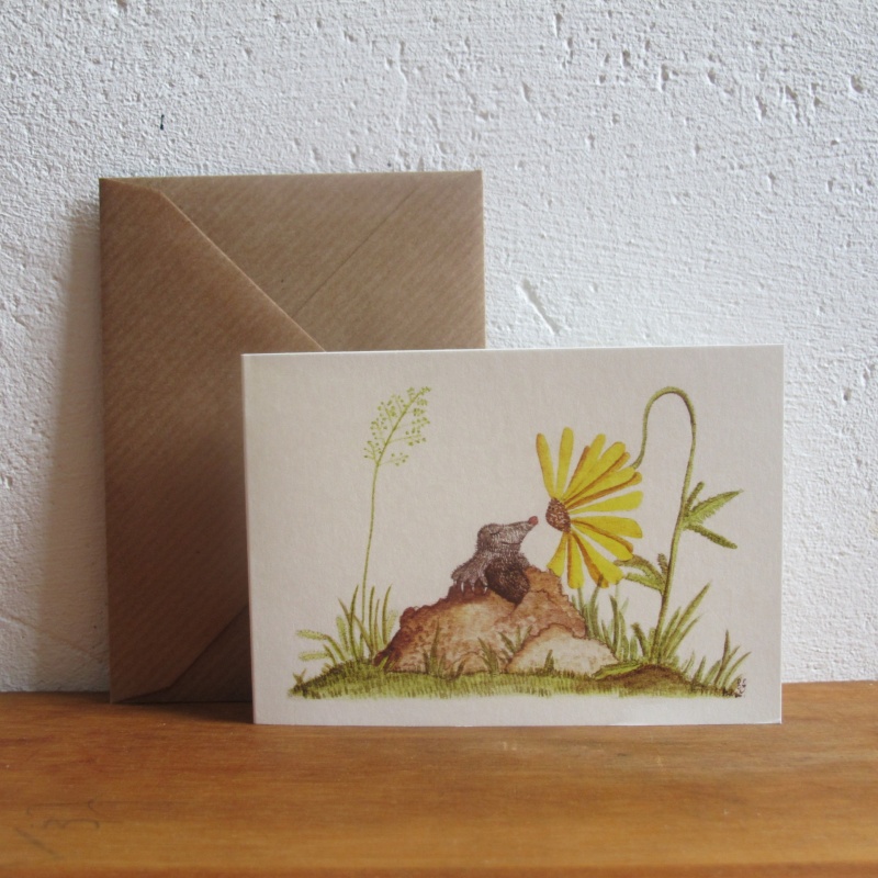 Gelbe Blume mit Grashalm und Maulwurfshügel mit Maulwurf als Kleine Grußkarte