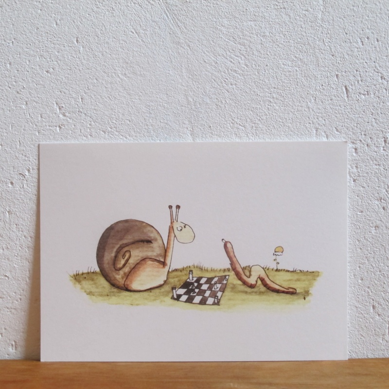 Schnecke und Regenwurm spielen Schachspiel