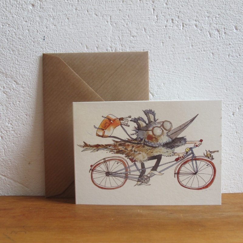 Vogel der wie Wolf aussieht mit Umhängetasche mit Werkzeug auf Fahrrad flott unterwegs mit Fuchsfigur mit Fernglas auf Vorderrad-Schutzblech