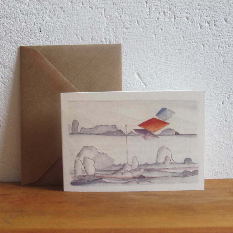 hellblaue Landschaft mit drei-teiligem Windspiel in orange, blau und lila