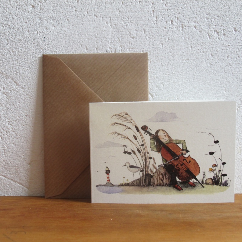 Figur mit celloartigem Instrument am Meeres-Rand mit Leuchtturm und Schilf und Notenpflanzen