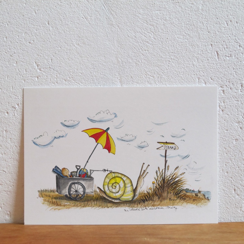 Sommer 2026 Postkarte vom Strand mit Strandschnecke und rot-gelbem Sonnenschirm