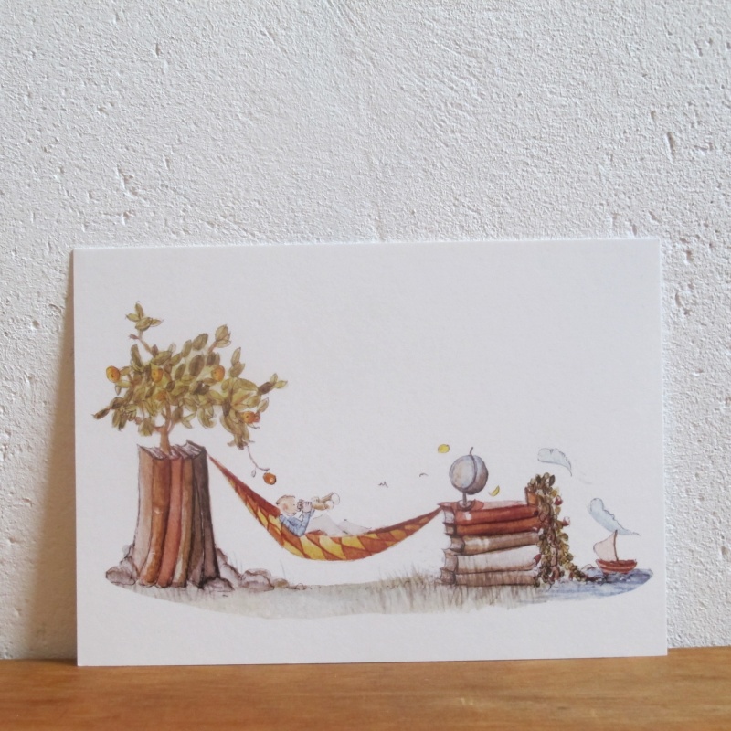 Hägematte zwischen Büchern, ein Globus, ein Fernglas, ein Baum